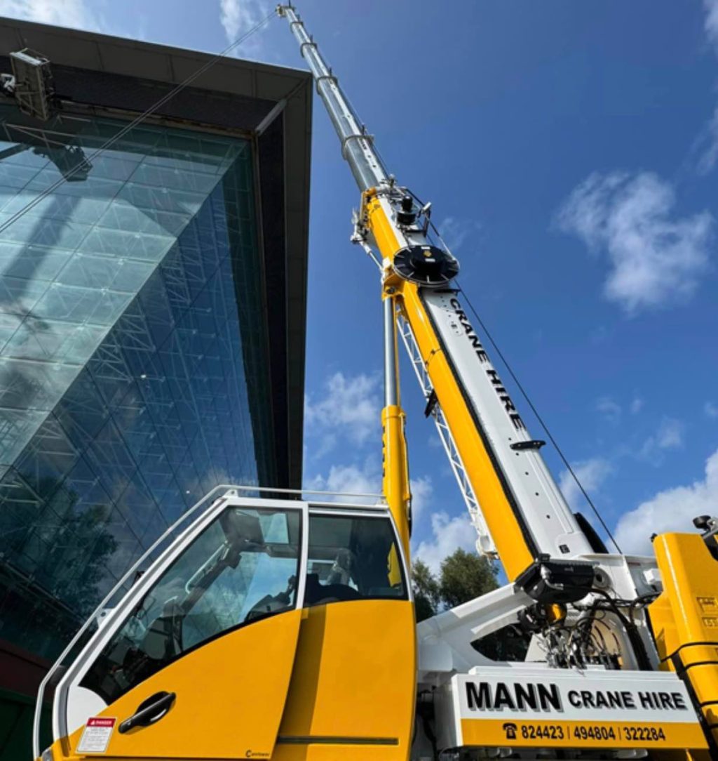 noticias maquinaria Mann Crane Hire incorpora la grúa Grove GMK3060L-1