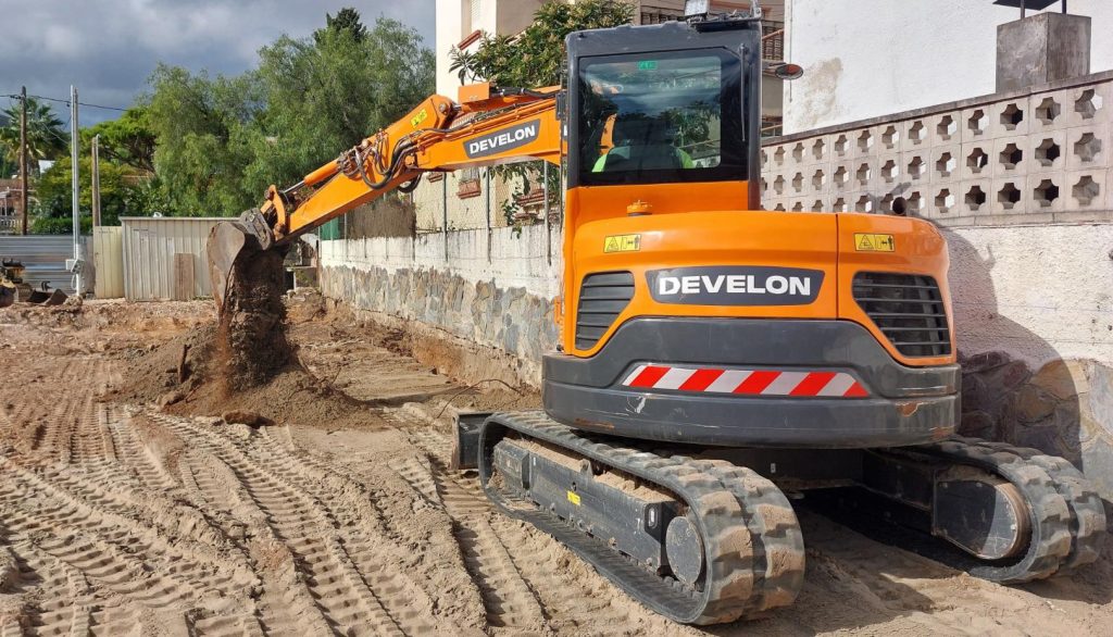 noticias maquinaria Potencia y versatilidad de la miniexcavadora Develon DX62