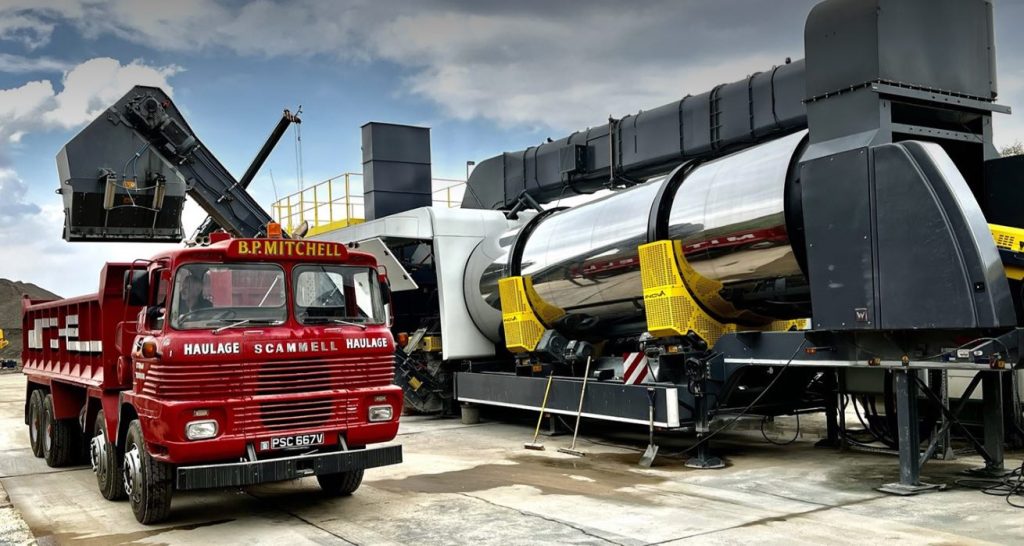 noticias maquinaria Primer equipo de asfalto iNOVA 2000 de Ciber a Europa