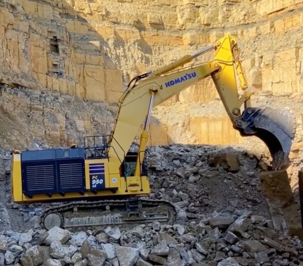 noticias maquinaria excavadora Komatsu PC950LC-11 extracción dolomita