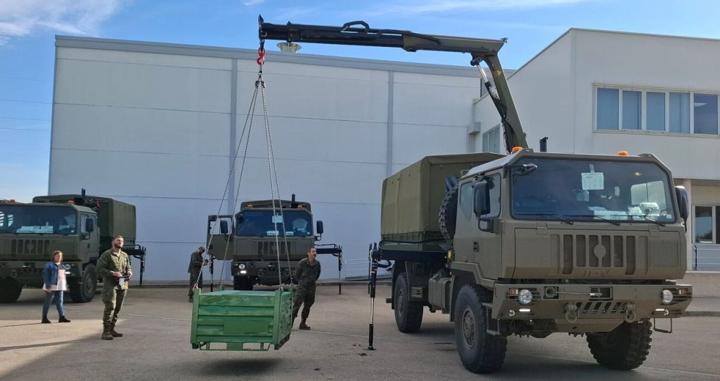 noticias maquinaria El Ejército refuerza su flota con 5 Grúas Palfinger