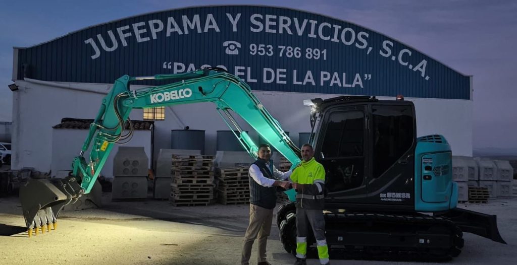 noticias maquinaria Grupo Almerisan entrega Excavadora Kobelco SK85MSR-7