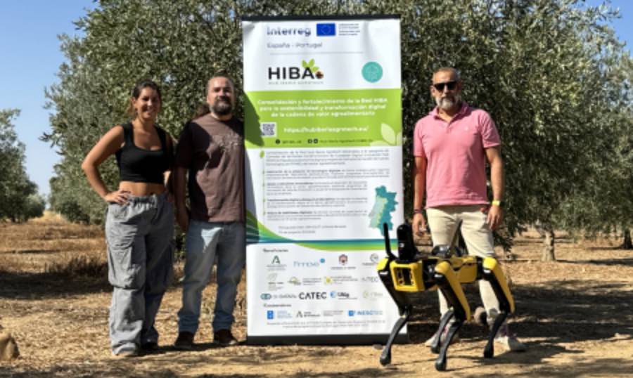 noticias maquinaria El equipo investigador junto al robot
