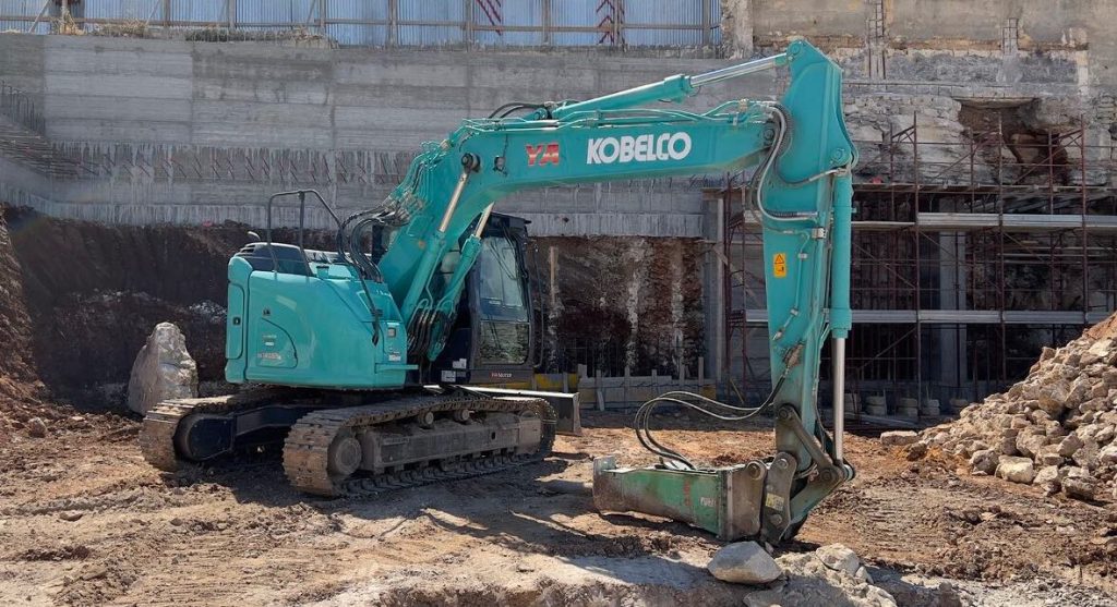 noticias maquinaria Implementación de la excavadora Kobelco SK140SRLC-7 en Alcamo