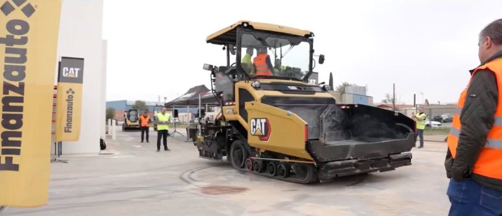 noticias maquinaria Demo de Finanzauto de la Extendedora de Asfalto Cat® AP555