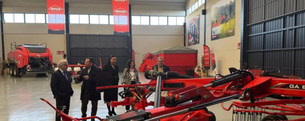 noticias maquinaria El consejero de Agricultura de Aragón y la alcaldesa de Huesca visitan KUHN Ibérica