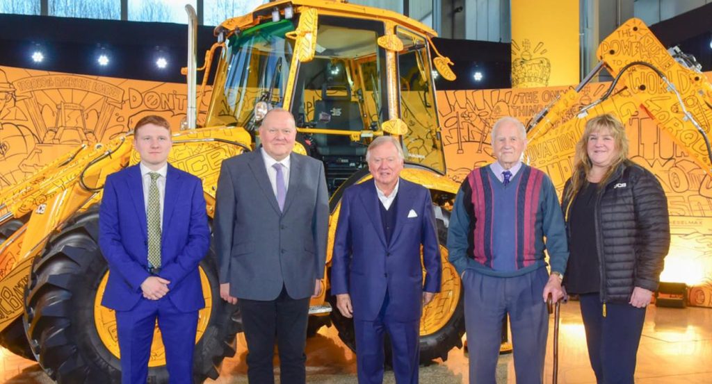 noticias maquinaria Ken Harrison celebra la millonésima retroexcavadora JCB