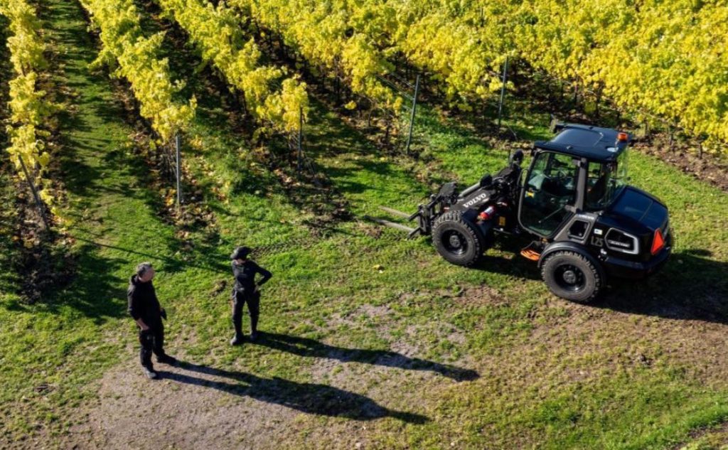 noticias maquinaria La Cargadora Volvo L25 Electric Brilla en Ästad Vineyard