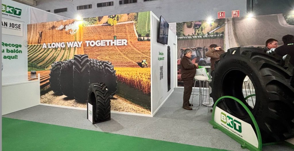 noticias maquinaria S. José Pneus con sus neumáticos BKT en  AGRARIA 2025