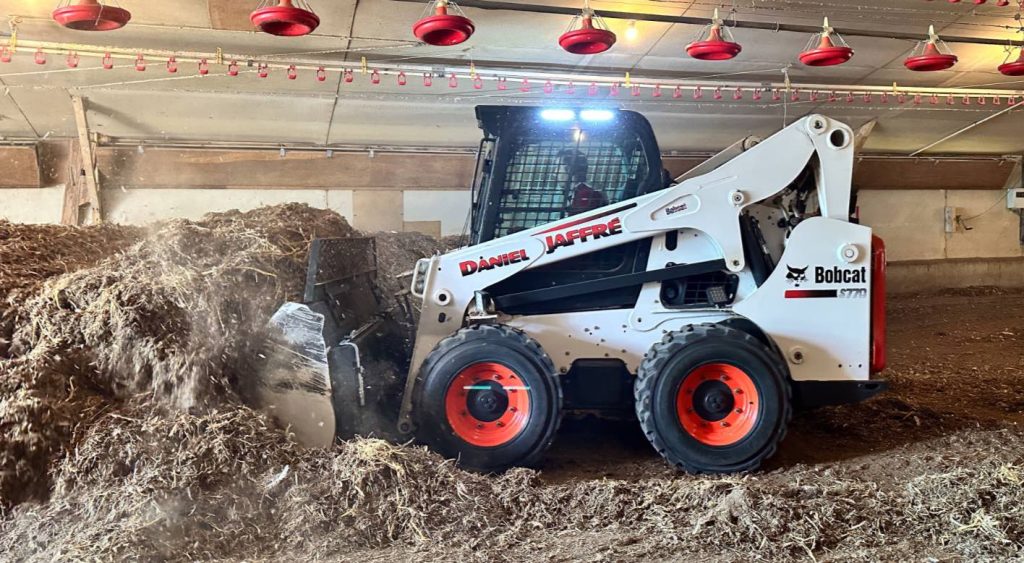 noticias maquianria Bobcat limpia gallineros