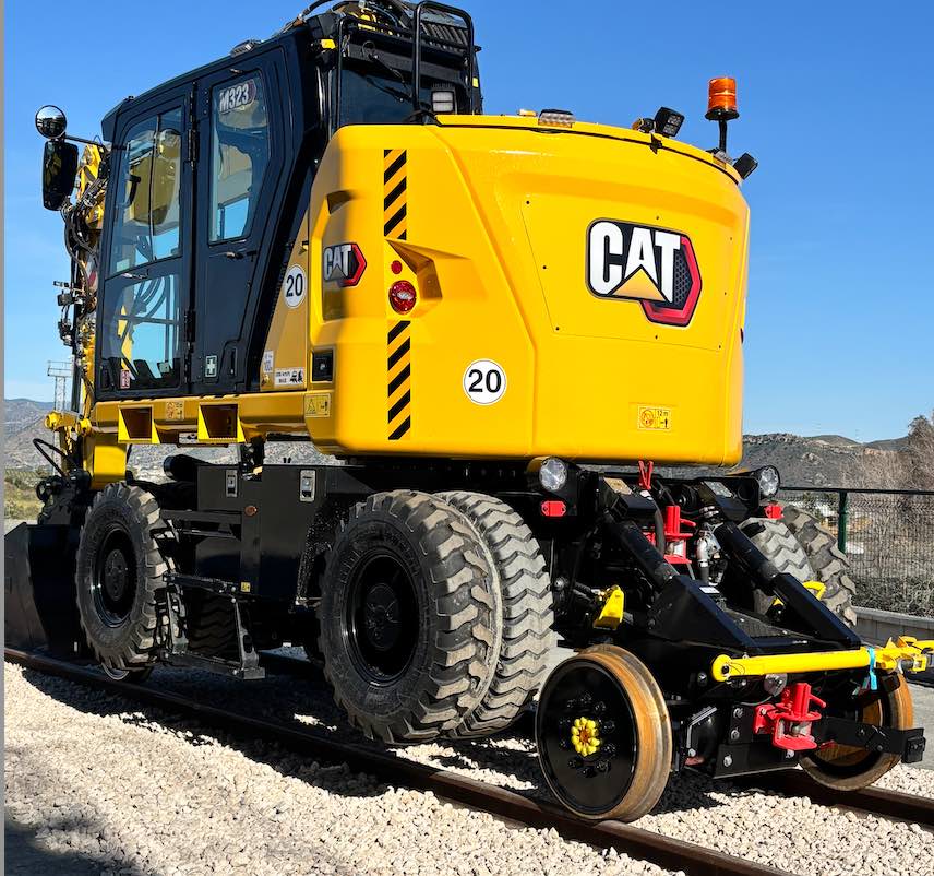 noticias maquinaria Caterpillar presenta la excavadora M323F para aplicaciones ferroviarias