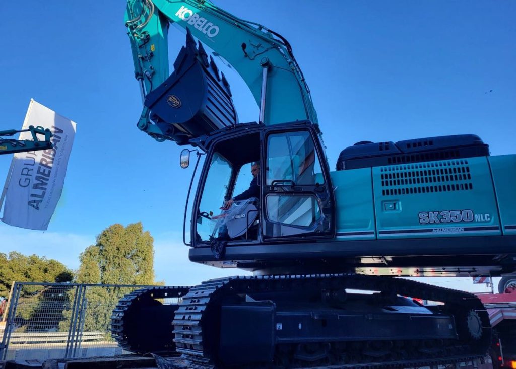 noticias maquinaria Grupo Almerisan entrega una excavadora Kobelco SK350NLC en Granada