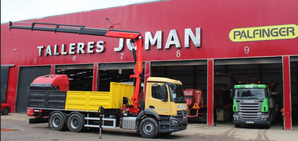 noticias maquinaria Primera entrega de Talleres Joman como concesionario Palfinger