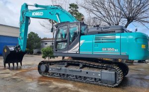 noticias maquinaria VALRENTAL entrega una excavadora Kobelco SK350NLC en Málaga