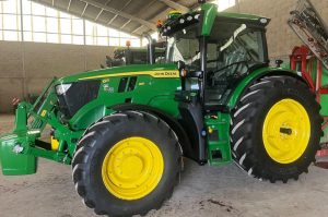noticias maquinaria Agrícola Castellana entrega un tractor John Deere 6R 185 en Palencia
