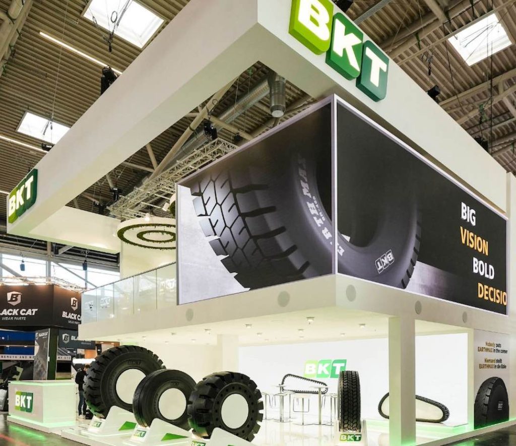 noticias maquinaria BKT con sus innovadores neumáticos en Bauma 2025