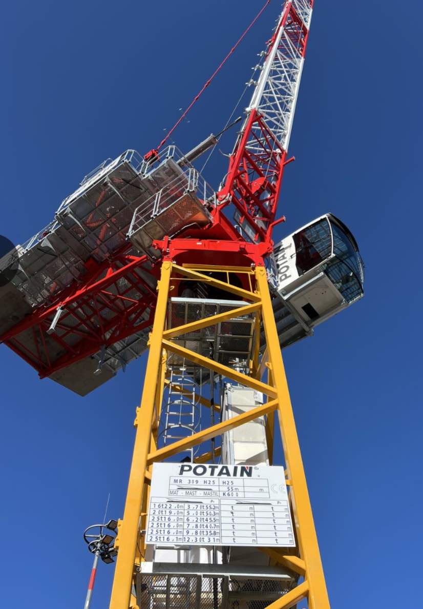 noticias maquinaria Debut de la grúa Potain MR 309 con pluma abatible en bauma 2025