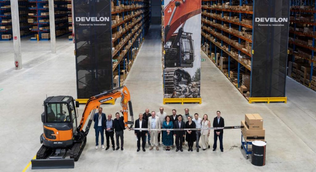 noticias maquinaria Develon abre nuevo centro de distribución de piezas en Bélgica