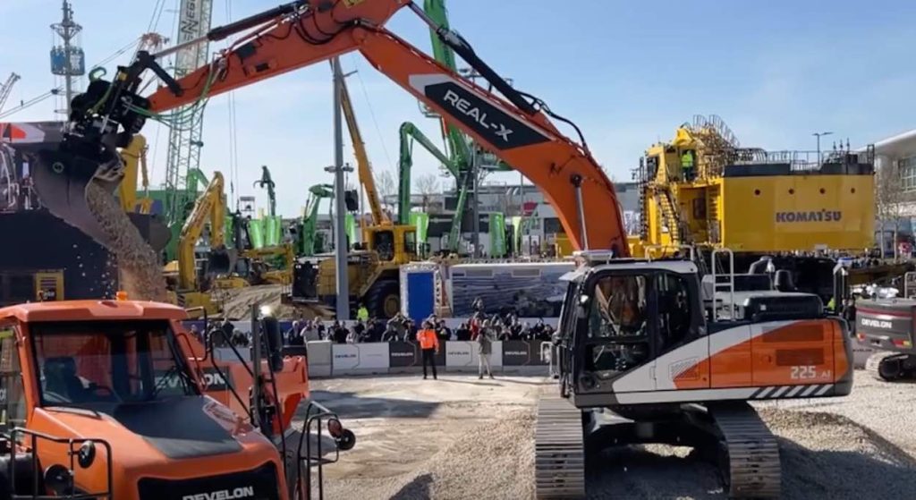 noticias maquinaria Develon revoluciona Bauma 2025 con su excavadora DX225 y la tecnología autónoma Real X