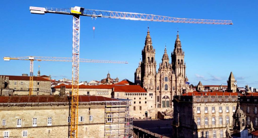 noticias maquinaria Dos grúas torre Liebherr en la restauración del Parador de Santiago
