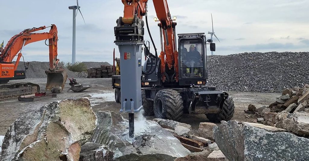 noticias maquinaria Epiroc presenta el martillo hidráulico EC 100 mejorado en Bauma 2025