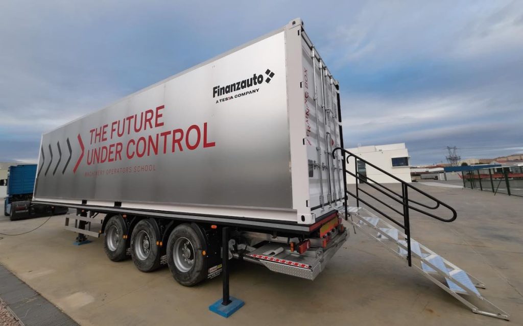noticias maquinaria Finanzauto en la Feria de Empleo en la Construcción de Santander
