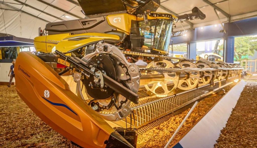 noticIas maqUinaria New Holland con las nuevas versiones de la cosechadora CR11 en Agrishow