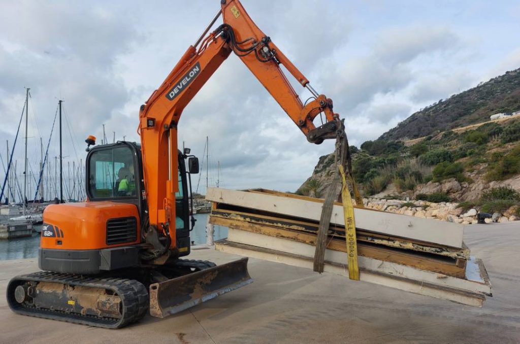 noticIas maquinaria La miniexcavadora Develon DX62R prepara temporada de verano