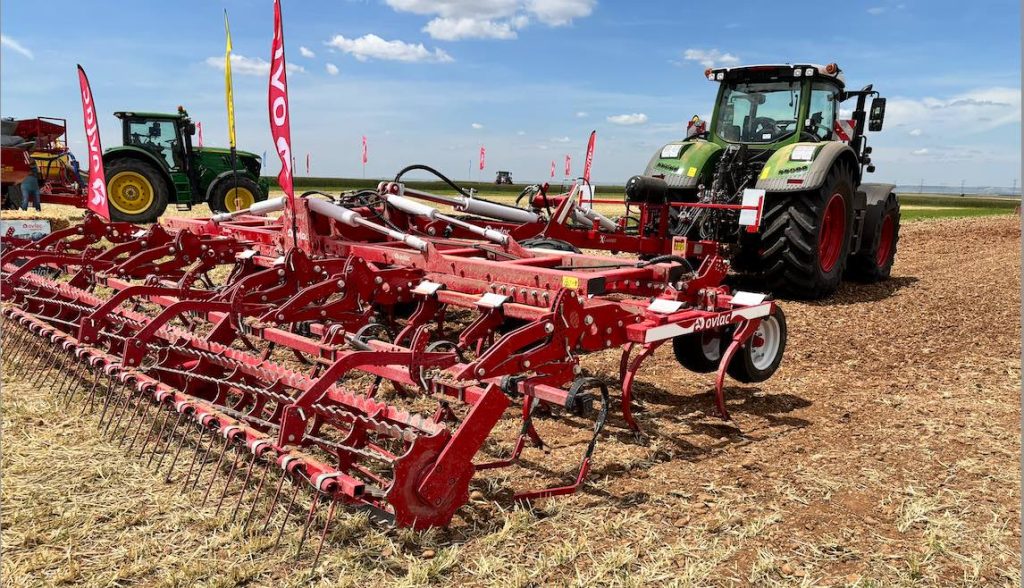 noticias maquinaria El XLander de Ovlac sobre el suelo de Demoagro 2025