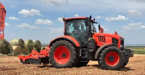 noticias maquinaria El tractor Kubota M7-174 en acción en Demoagro
