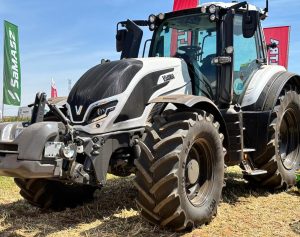 noticias maquinaria El tractor Valtra T155 Unlimited deslumbra en Demoagro 2025
