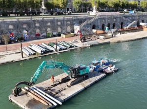 noticias maquinaria La excavadora de orugas Kobelco SK350NLC-11E en el río Po