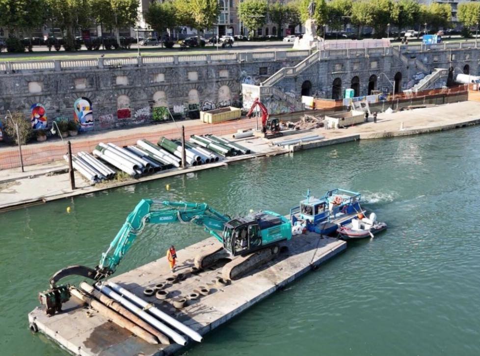 noticias maquinaria La excavadora de orugas Kobelco SK350NLC-11E en el río Po
