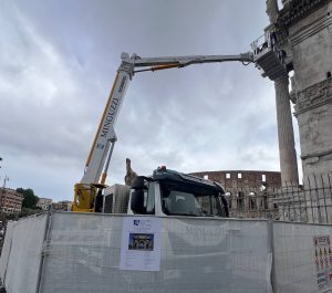 noticias maquinaria La plataforma Multitel MJ 375 sobre el Arco de Constantino