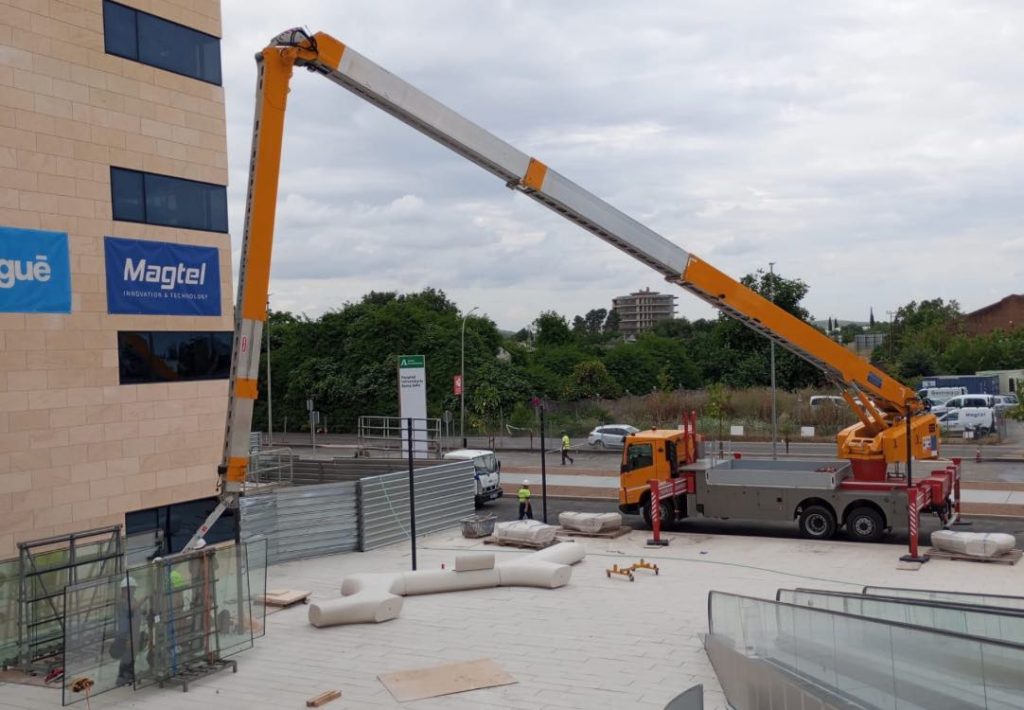 noticias maquinaria Spain Crane demuesta su tecnología al servicio del vidrio