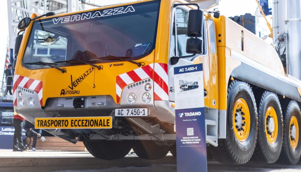noticias maquinaria Vernazza Autogru recibe la grúa Tadano AC 7.450-1