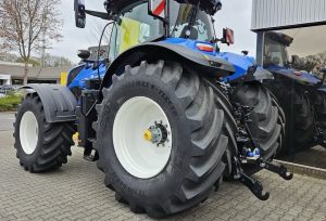 noticIas maquinaria El BKT AGRIMAX V-FLECTO sobre el New Holland T7.300