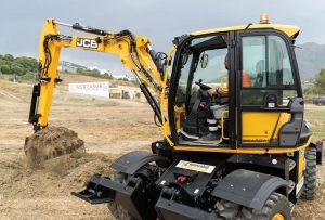 noticIas maquinaria JCB refuerza la limpieza y mantenimiento rural en Estepona