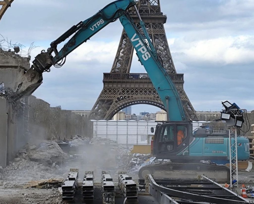 noticIas maquinaria La Kobelco SK300 en la demolición del Grand Palais Éphémère en París