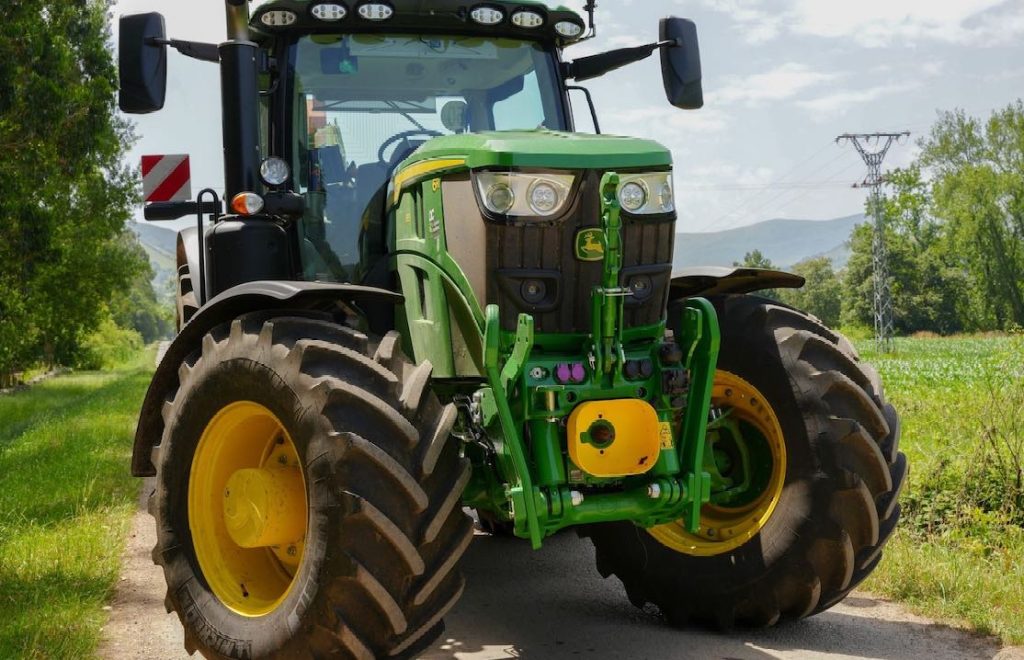 noticias maquinaria Agrícola Castellana entrega un John Deere 6R 185 en Cantabria