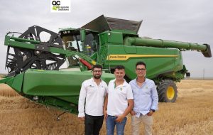 noticias maquinaria Agrícola Castellana entrega una imponente cosechadora John Deere T6 800 HillMaste