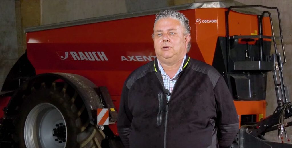noticias maquinaria Explotaciones El Campanero con la abonadora AXENT 100.1 de KUHN