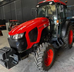 noticias maquinaria Grupo Avilés entrega tractor Kubota M5-082