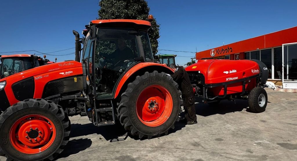 noticias maquinaria Grupo Avilés entrega un atomizador Kubota XTA2230 en Villafranca de los Caballeros.