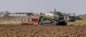 noticias maquinaria Kverneland bate el récord mundial de arado autónomo junto a AgXeed