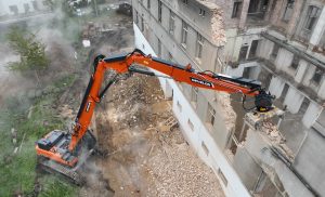 noticias maquinaria La DEVELON DX380DM-7 en la demolición del histórico complejo Tesla