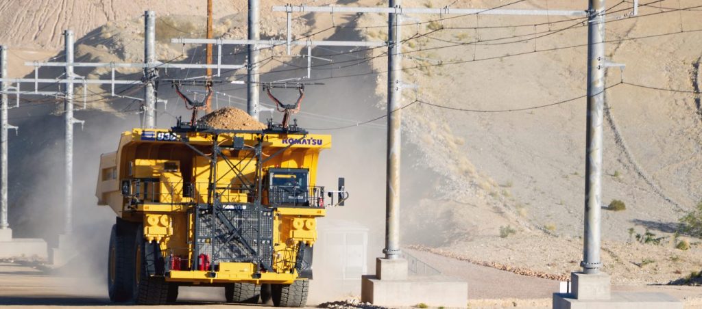 noticIas maquinaria Komatsu logra una operación autónoma con sistema trolley