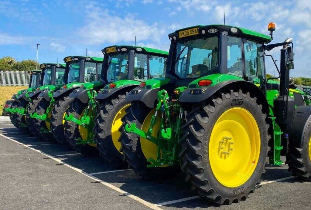 noticias maquinaria BKT Tires y John Deere impulsan el cultivo de narcisos en Cornualles