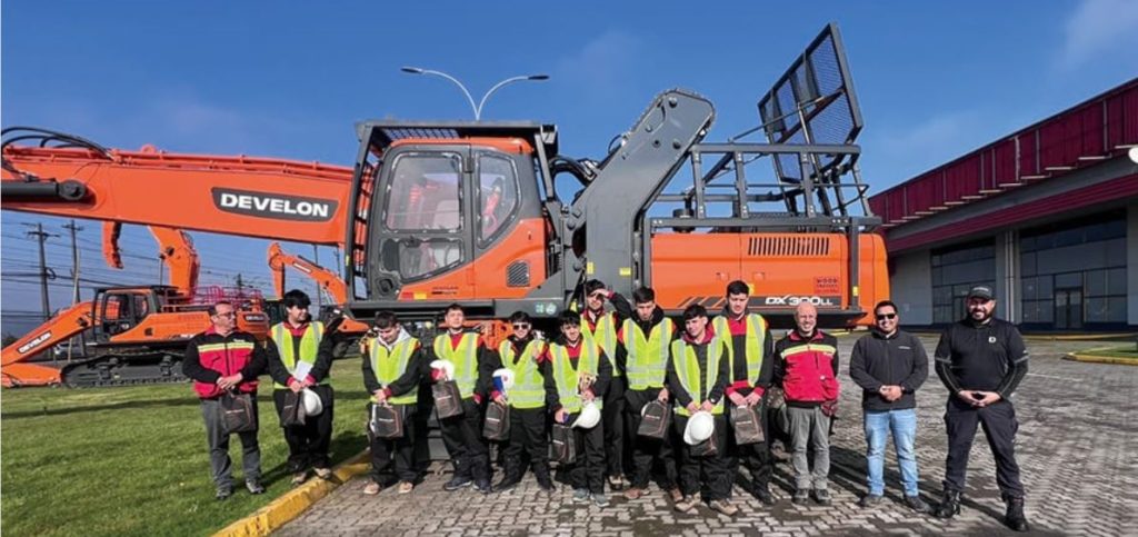 noticias maquinaria DEVELON fortalece lazos con estudiantes técnicos de INACAP