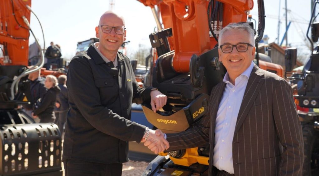 noticias maquinaria Engcon firma acuerdo con Hitachi